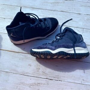 NWOT Blue velvet Air Jordans sz 3